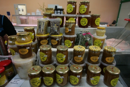 Didžiąją dalį gautos paramos bitininkė panaudojo savo produkcijai viešinti, t. y. stendams ir etiketėms gaminti, originaliems medaus stiklainiams ir dangteliams įsigyti. 