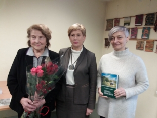 Po knygos pristatymo pakruojiečiams. Iš kairės-  Zita Buržaitė-Vėžienė, Renata Budrienė ir Pakruojo r. neįgaliųjų draugijos pirmininkė Lolita Narkevičiūtė