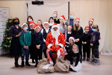 Kalėdinę nuotaiką dovanojo vaikų dienos centrams ir socialinių paslaugų įstaigoms