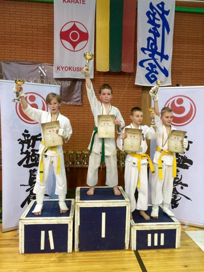 Jonavos jaunųjų kiokušin karate kovotojų medaliai