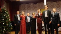 J. Rusilienė (viduryje) su svečiais iš Kauno muzikinio teatro.