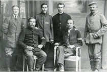 V. Pacevičius (sėdi dešinėje) vokiečių karo nelaisvėje. 