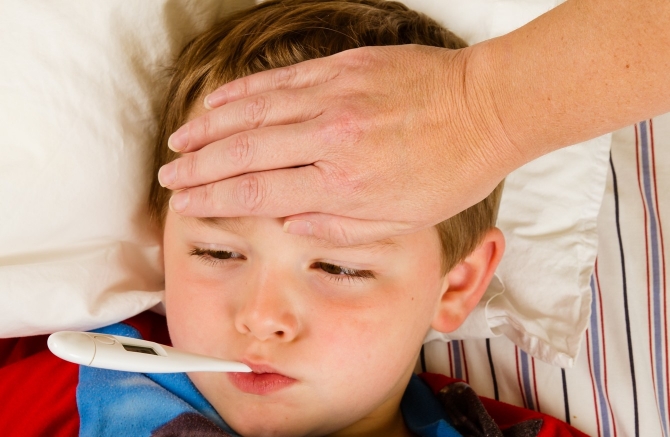 Pediatrai įspėja: gripas antibiotikais neišgydomas, o aspirinas vaikams griežtai draudžiamas
