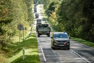Lietuvos kariuomenė informuoja apie didelį karių ir karinės technikos judėjimą keliais, geležinkeliais ir oro transportu