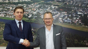 Miestų-partnerių merai (iš kairės į dešinę): M. Sinkevičius ir D. A. Čemakin. 