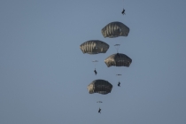 Po 11 valandų skrydžio JAV kariai Lietuvoje nusileido parašiutais