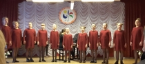 Dainuoja Janinos Miščiukaitės meno mokyklos mergaičių ansamblis.