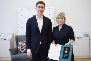 Pasveikino už nuopelnus Lietuvai apdovanotą S. Gajauskaitę