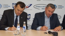 Sutartį pasirašė (iš kairės į dešinę) LSU rektorius dr. Aivaras Ratkevičius ir Jonavos sporto klubo prezidentas Vaidas Vaškevičius.