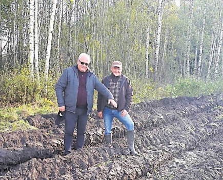 Įmonės „Savas miškas“ direktorius Česlovas Petraitis (kairėje) ir miškininkas Darius Kaminskis teigė, kad iš projekto lėšų šioje apie 2 ha užimančioje nederlingoje žemėje, esančioje Balnių kaime, taip pat suvešės miškas – teritorija bus apsodinta juodalksniais.