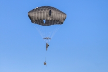Rukloje nusileido beveik pusantro šimto JAV parašiutininkų