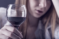 Sutuoktinio neištikimybė pastūmėjo į alkoholizmą – kaip atsitiesti?