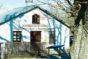 Kretingos muziejaus Tradicinių amatų centras, kuriame gausu edukacijų, įsikūręs istorinėje vietoje – buvusiame Dvaro šiltnamyje.