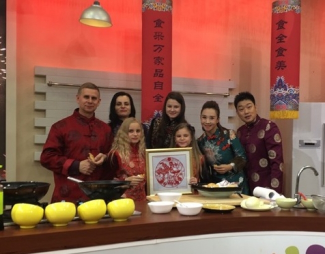 V. Jaroščenko (kairėje) su šeima laidoje apie maisto gaminimą, laida buvo rodoma per Pekino televiziją.