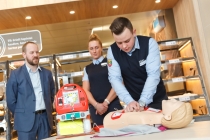 „Lidl“ parduotuvių darbuotojai apmokomi, kaip naudotis defibriliatoriumi ir prireikus suteikti pirmąją pagalbą. 