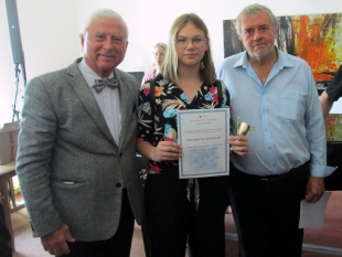 K. Korabliovaitė su mokytoju (kairėje) M. Kolesnikov  ir žiuri pirmininku profesoriumi V. Zubickij.