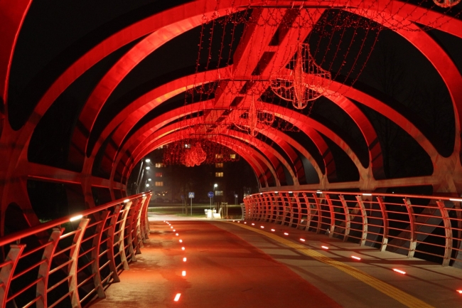 Jonaviečiai patys keičia naujojo tilto apšvietimo spalvas