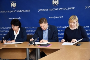 Sutartį pasirašo (iš kairės į dešinę) Rita Latviūnienė, Mindaugas Sinkevičius ir Alina Batulevičienė.