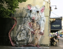 Gatvės menininko darbai liudija apie neperdirbtų atliekų poveikį aplinkai