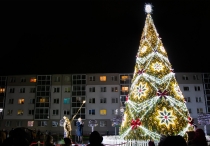 Jonava uždegė Kalėdas: įžiebta miesto eglė ir eglučių miestelis