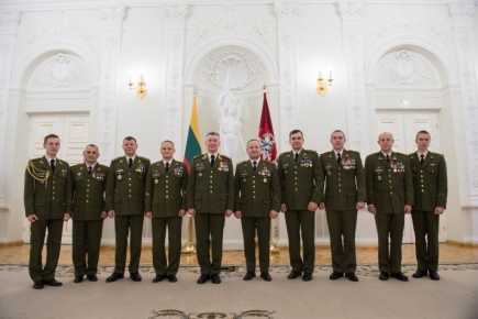 Prezidentūroje suteikti aukštieji kariniai laipsniai ir įteikti valstybiniai apdovanojimai