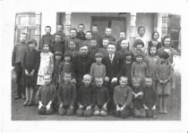 Aklių pradžios mokykla apie 1927 – 1928 m. Viduryje – mokytojas ir kapelionas. Pirmoje eilėje pirmas iš dešinės – 98 metų sulaukęs būsimas pasakotojas  Mykolas Glinskas. 