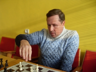 Kovos prie šachmatų lentų tęsiasi