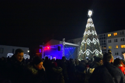 Švenčių laukimas prasidėjo – įžiebta Kalėdų miesto eglė