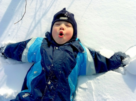 Žiemos žaidimuose vaikų tykančių pavojų padės išvengti keletas patarimų
