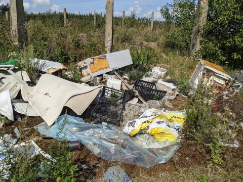Atskleistas nelegalus sąvartynas Jonavos rajone: atliekas ten vežė net seniūnas
