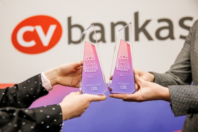 „Lidl Lietuva“ rankose dar du apdovanojimai: tapo „Metų darbdaviu 2023“ ir „Darbo rinkos lyderiu 2023“ prekybos kategorijoje