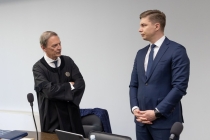 Prokuroras Jonavos merui M. Sinkevičiui siūlo skirti 30 tūkst. eurų baudą, 5 metus uždrausti dirbti valstybės tarnyboje. Advokatas prašo išteisinti.