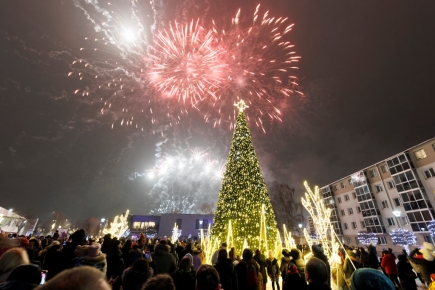 Jonavoje sužibo auksinė Kalėdų eglė, miestas paniro į magišką pasakų pasaulį