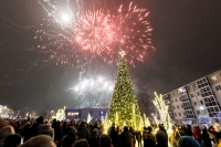 Jonavoje sužibo auksinė Kalėdų eglė, miestas paniro į magišką pasakų pasaulį